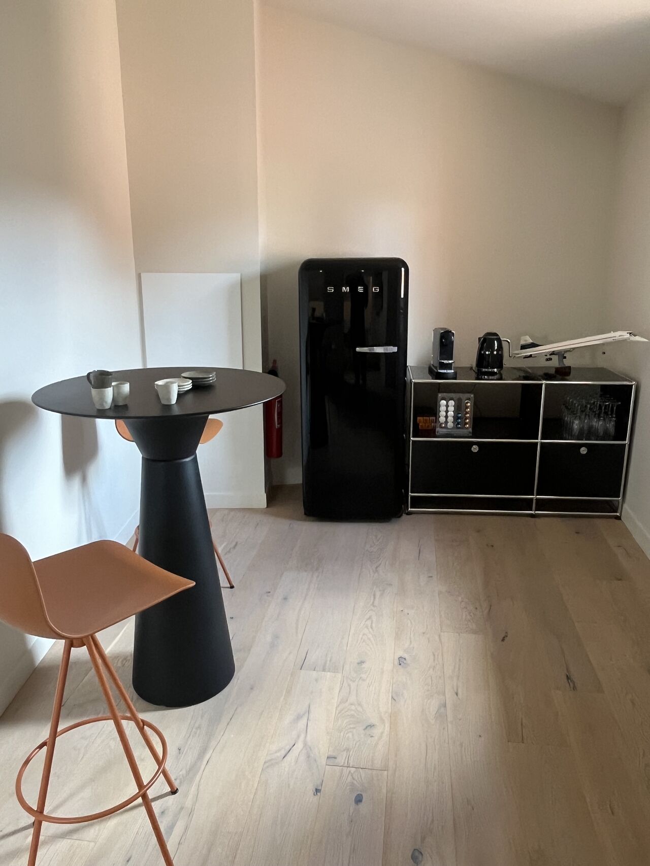 Coin cuisine et mange-debout aménagés par I Log You chez Polaris Corporate Finance