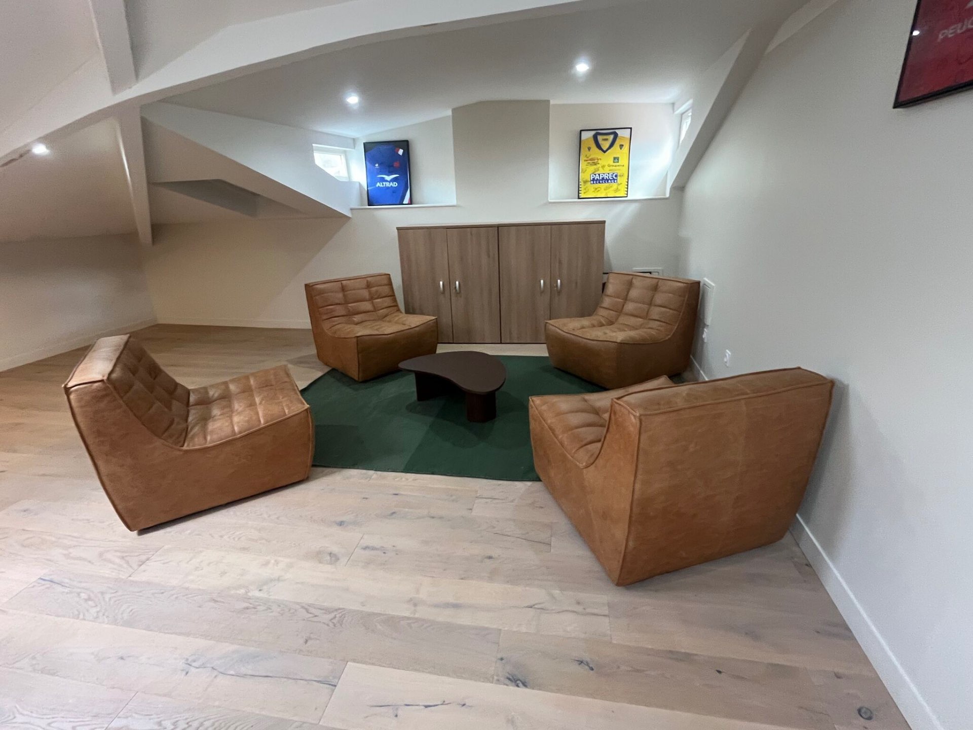 Espace détente en cuir cognac aménagé par I Log You chez Polaris Corporate Finance