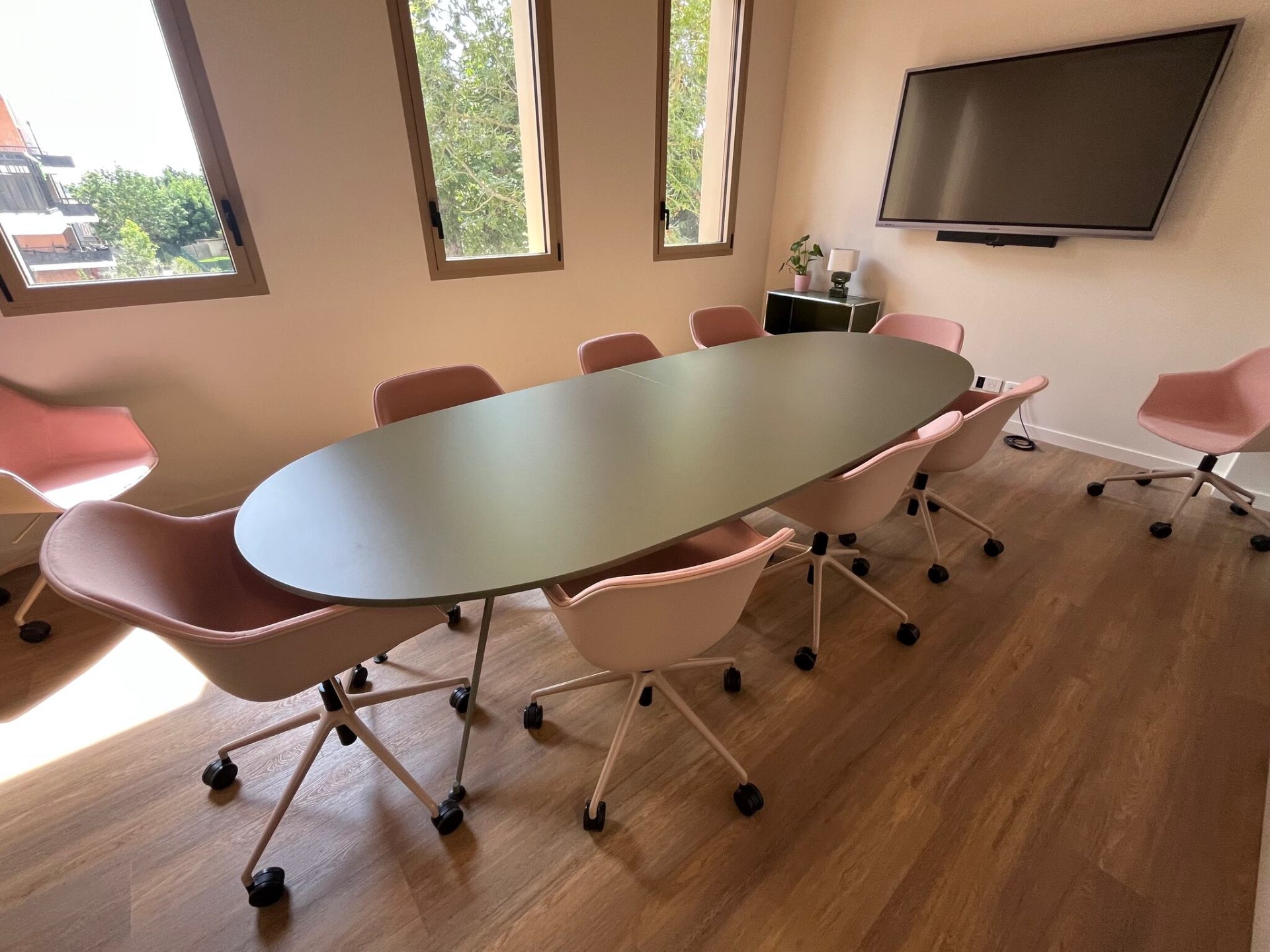 Salle de réunion aménagée par I Log You pour la Mairie de Quint-Fonsegrives, table ovale et fauteuils roses