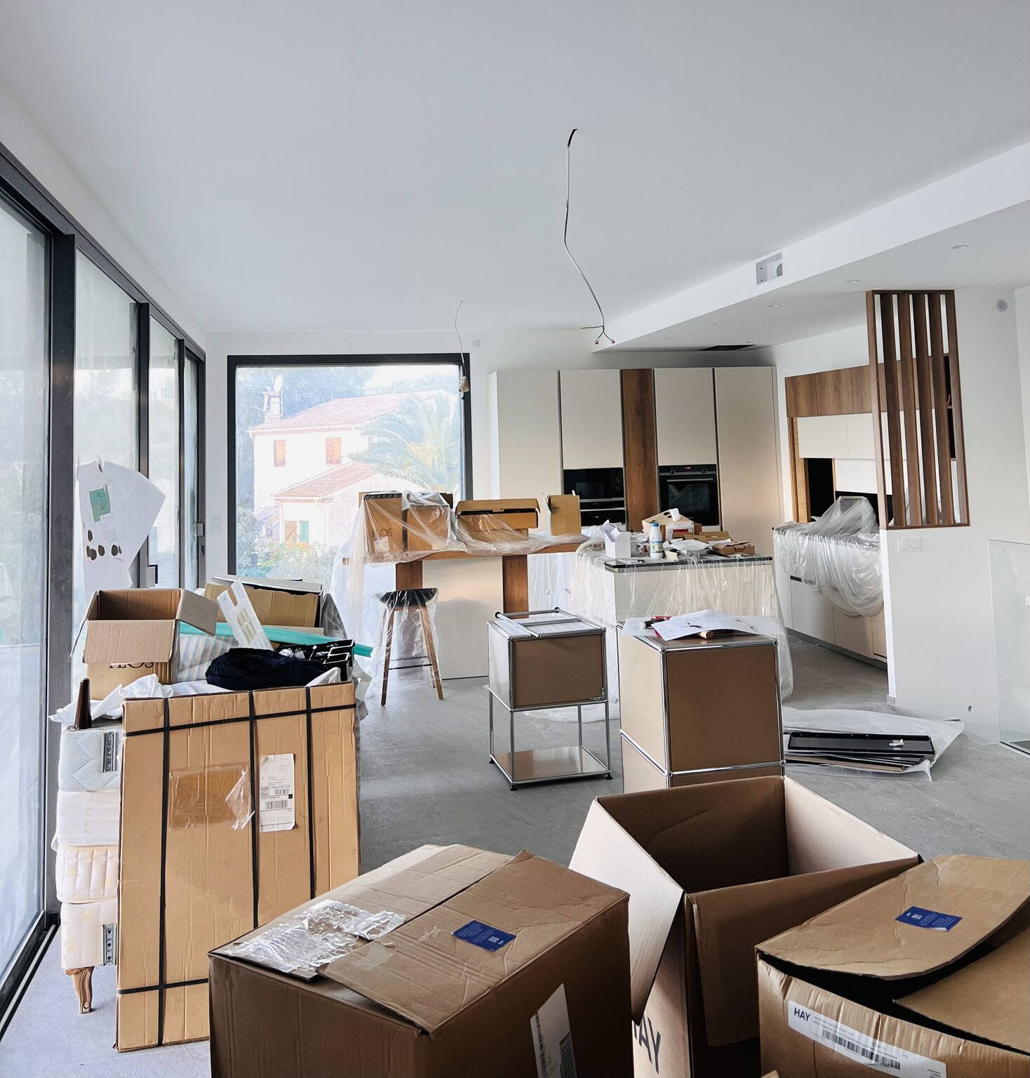 Chantier en cours à domicile : mobilier USM Haller et cartons avant montage