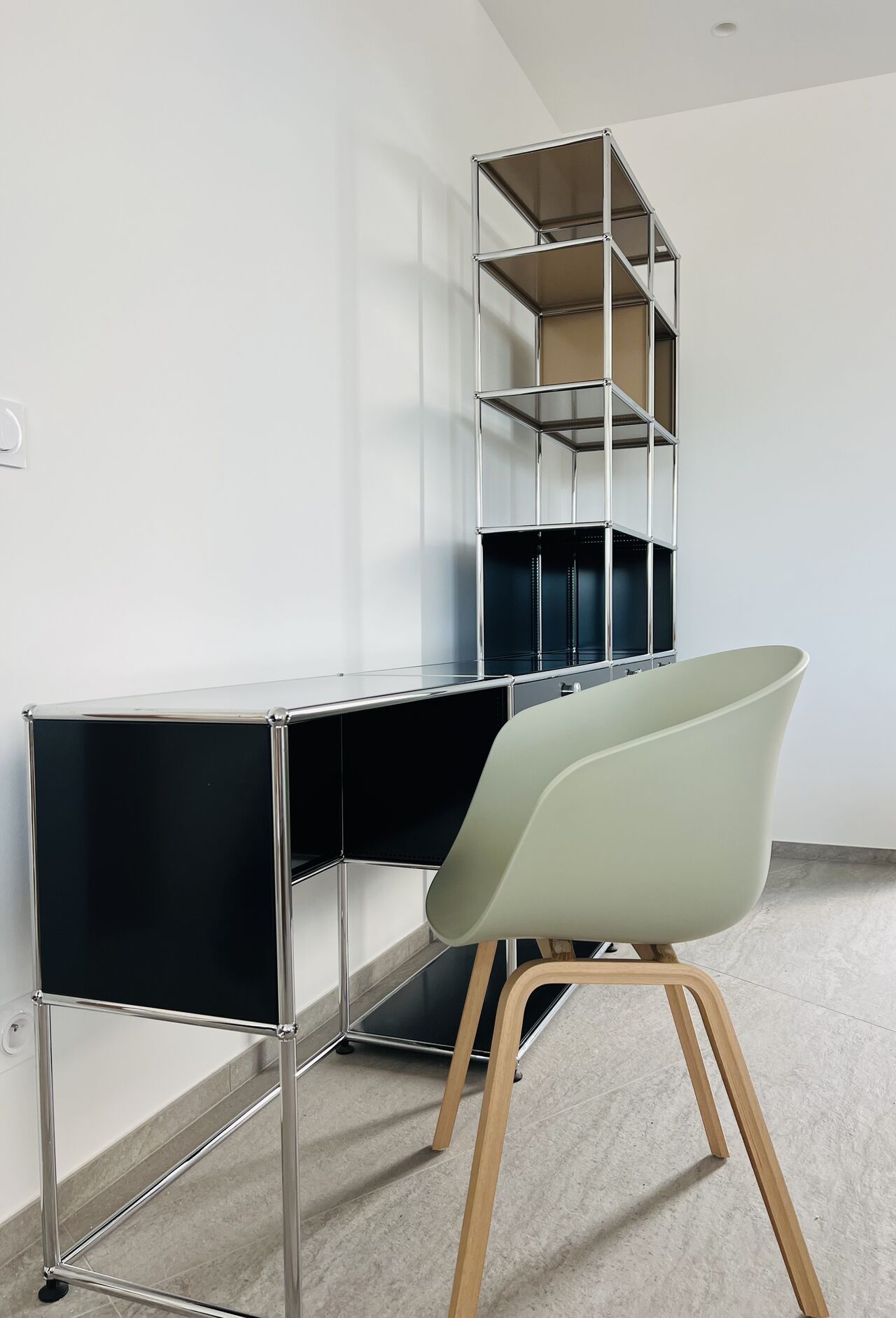 Bureau USM Haller noir associé à une colonne haute beige