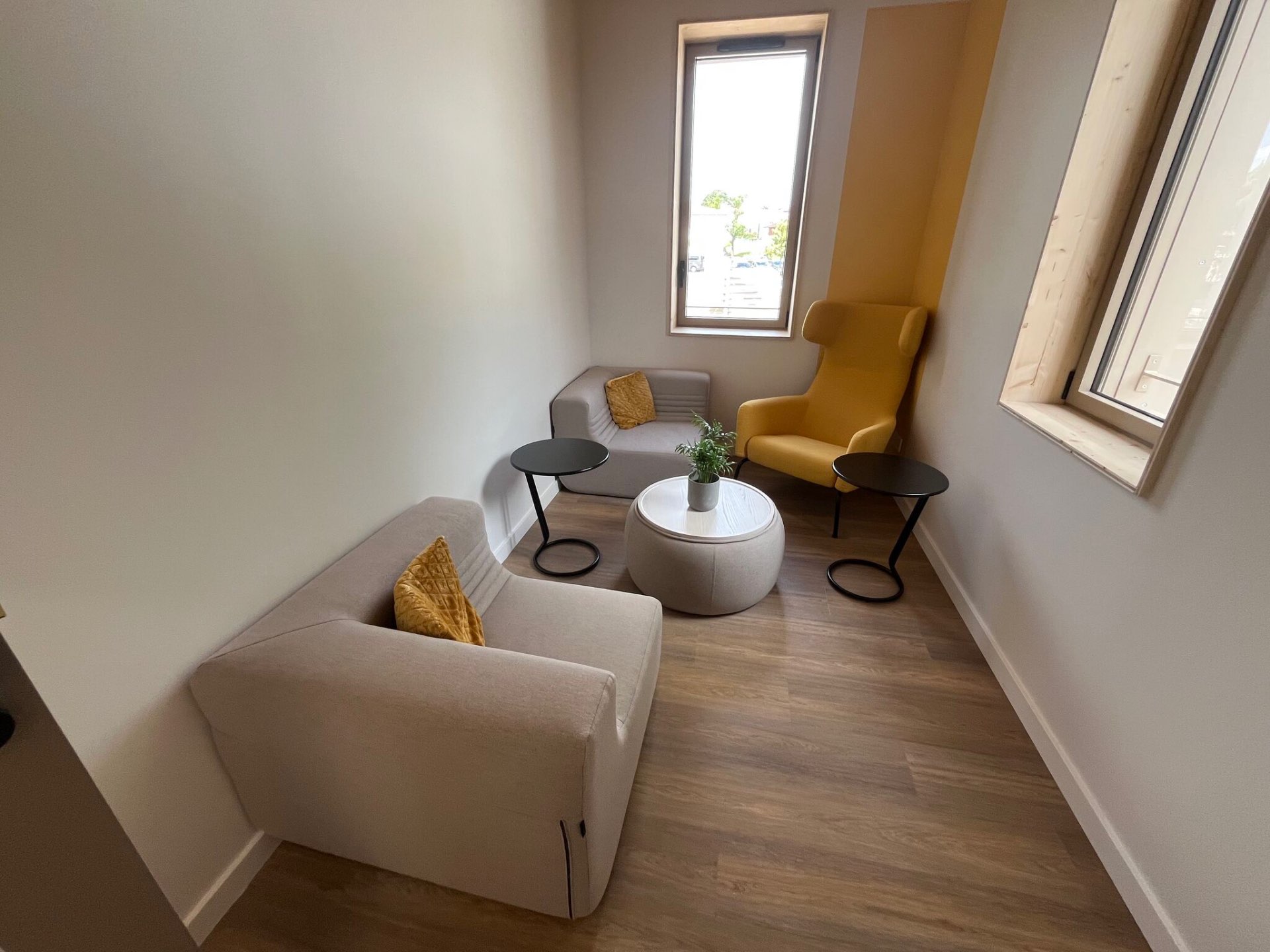 Coin lounge avec fauteuil jaune aménagé par I Log You pour la Mairie de Quint-Fonsegrives