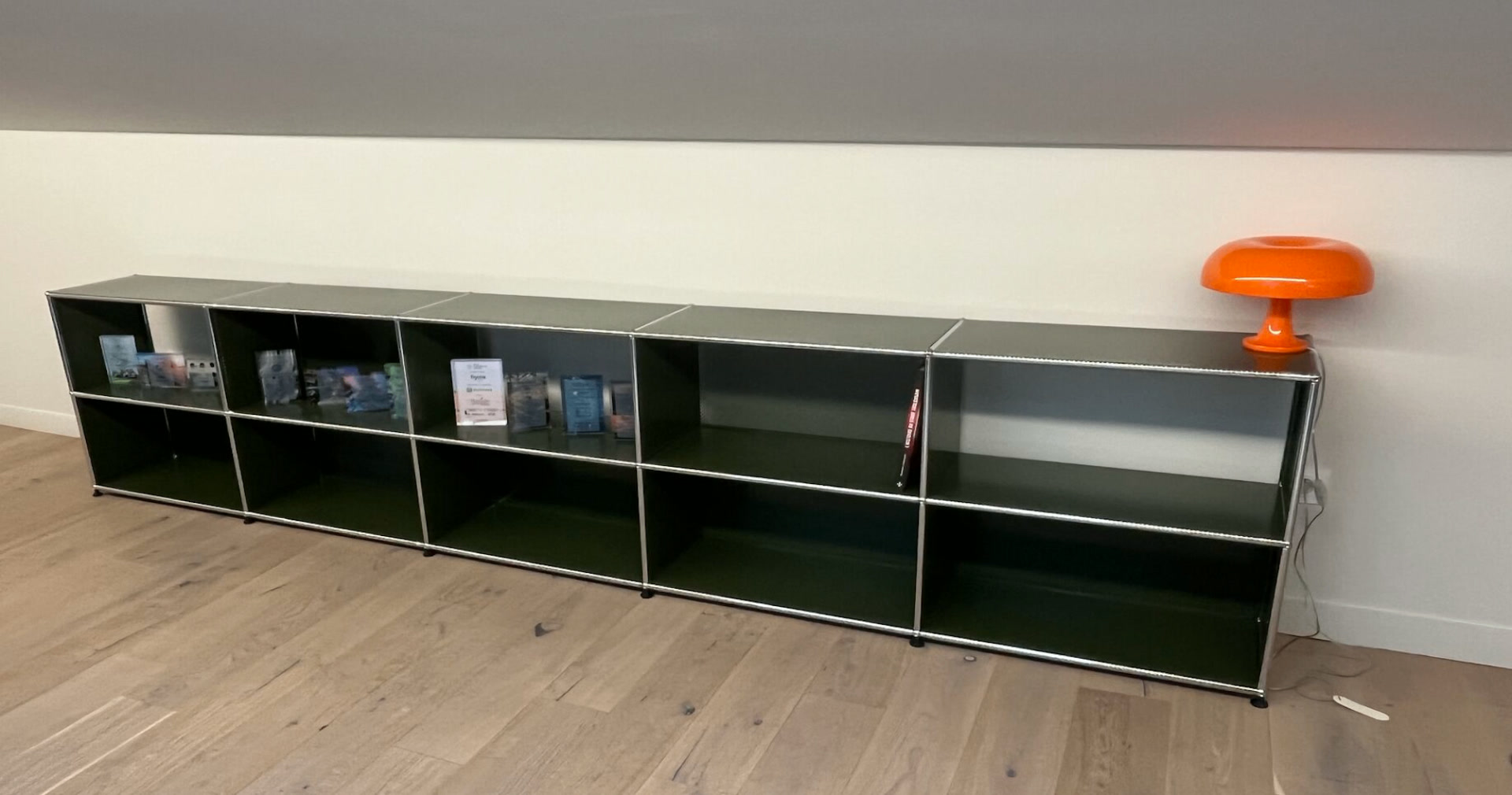 Meuble bas USM Haller noir 5 modules installé dans un salon