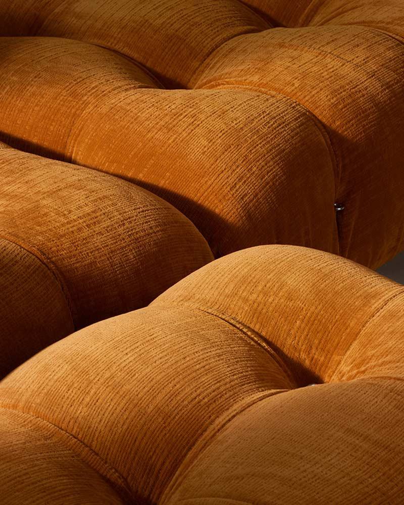Gros plan sur un canapé B&B Italia orange réhoussé