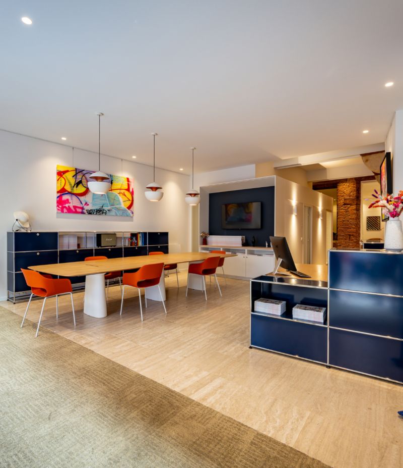 Showroom aménagé : mobilier USM Haller, table bois massif et chaises design