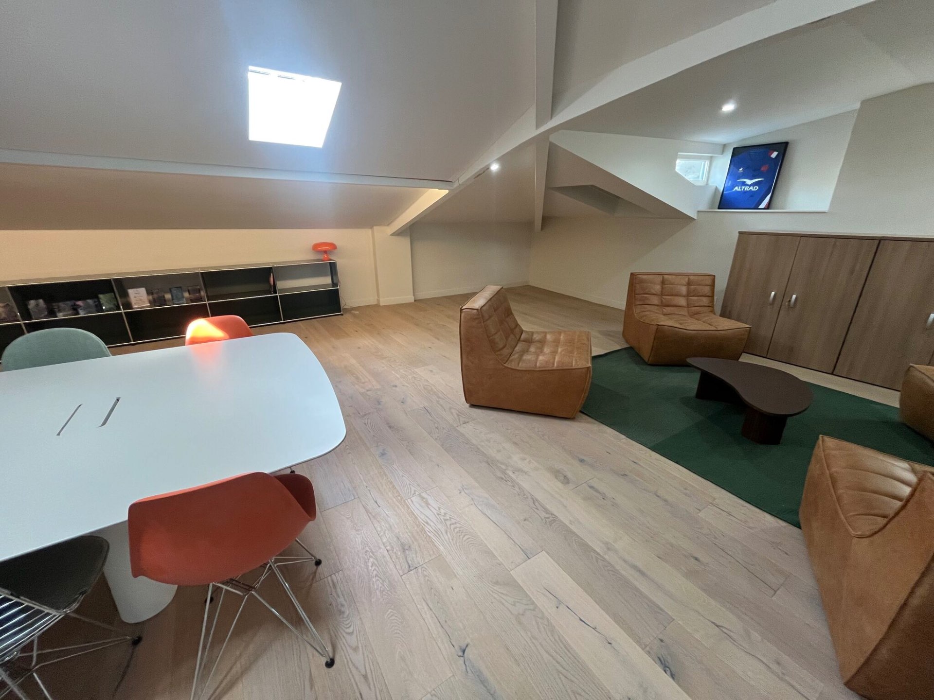 Espace lounge fauteuils cuir cognac aménagé par I Log You chez Polaris Corporate Finance