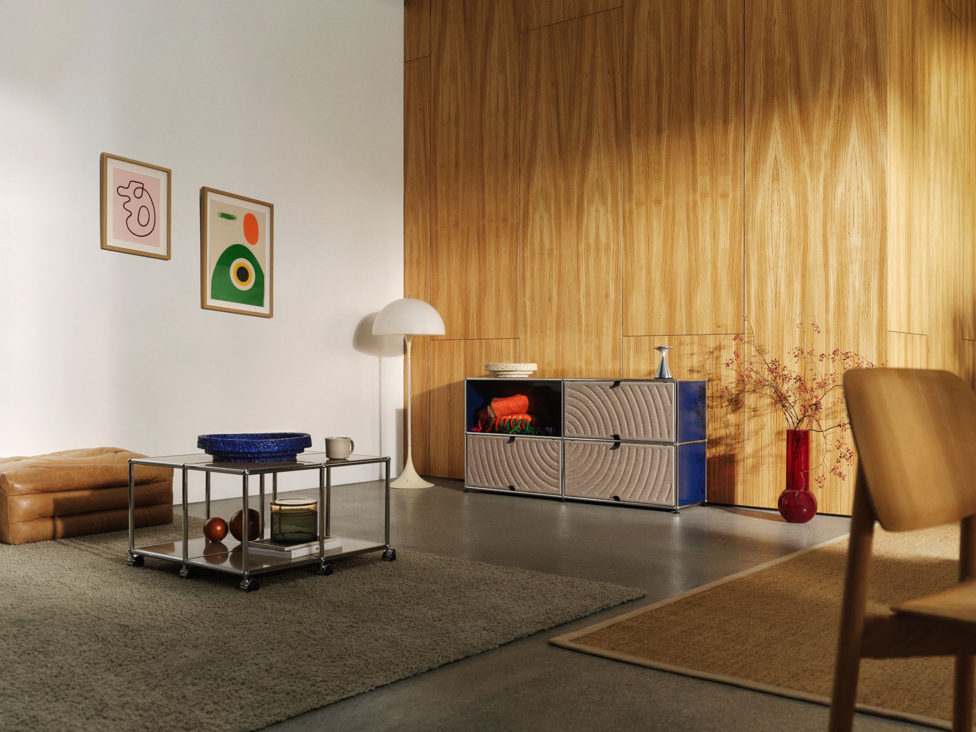 Salon lumineux avec sideboard USM Haller devant un mur en bois clair