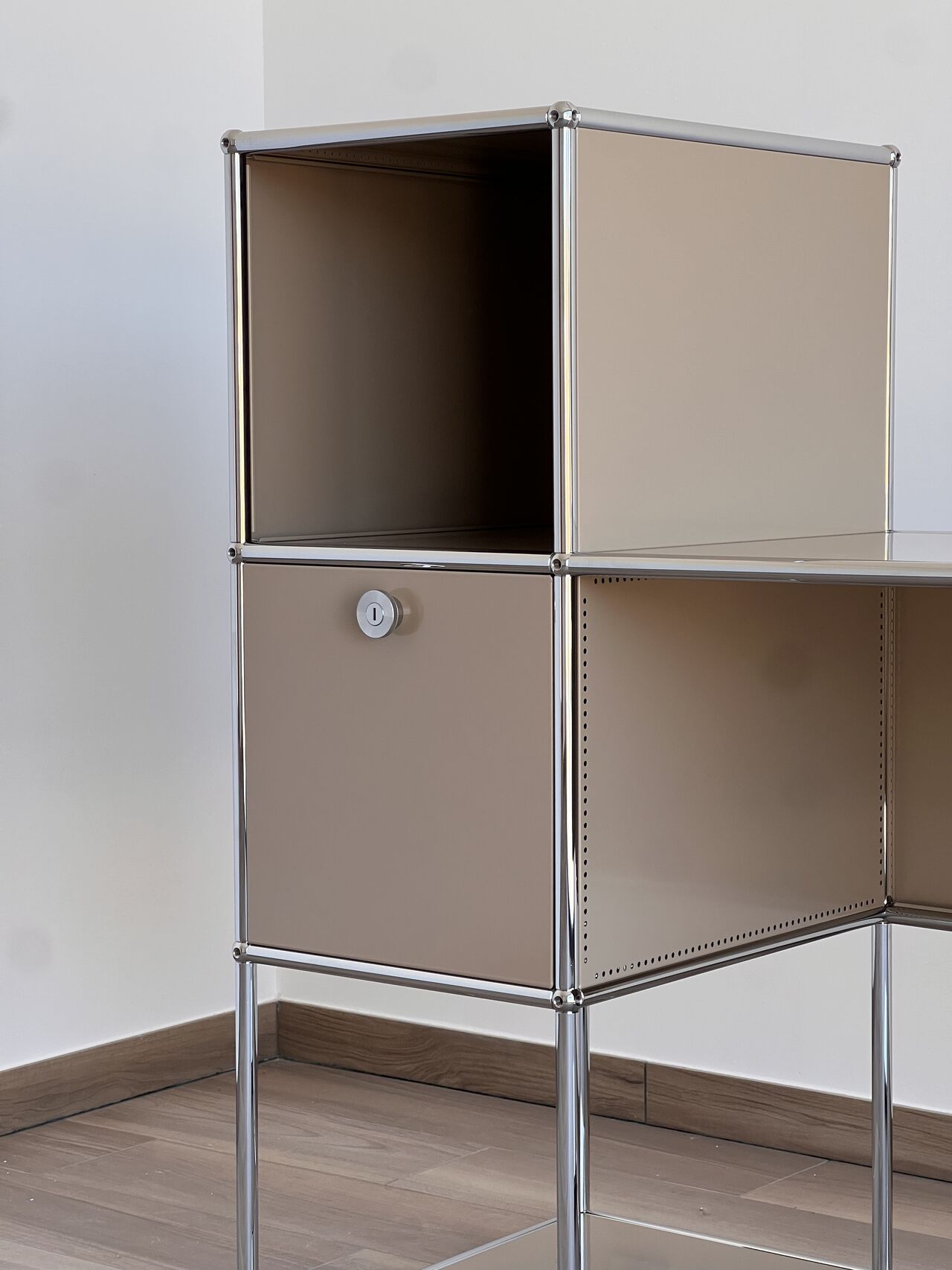 Détail d'un module USM Haller beige avec porte battante